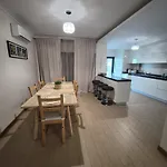 Rocha Prime Center Garage Flat
