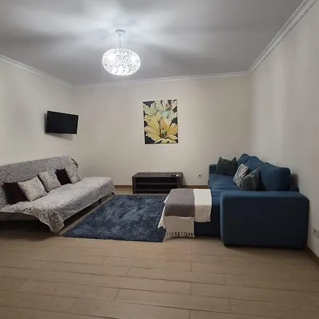 Rocha Prime Center Garage Flat *