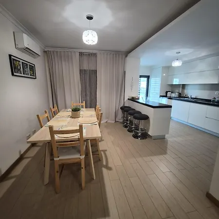Rocha Prime Center Garage Flat