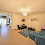 Rocha Prime Center Garage Flat *