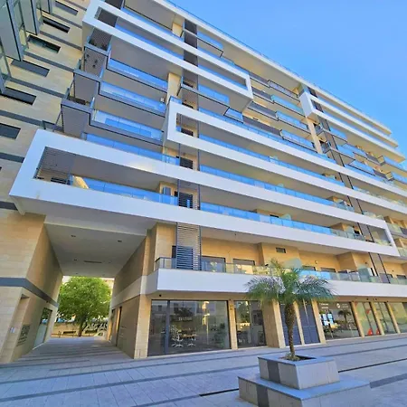 Rocha Prime Center Garage Flat * Portimao